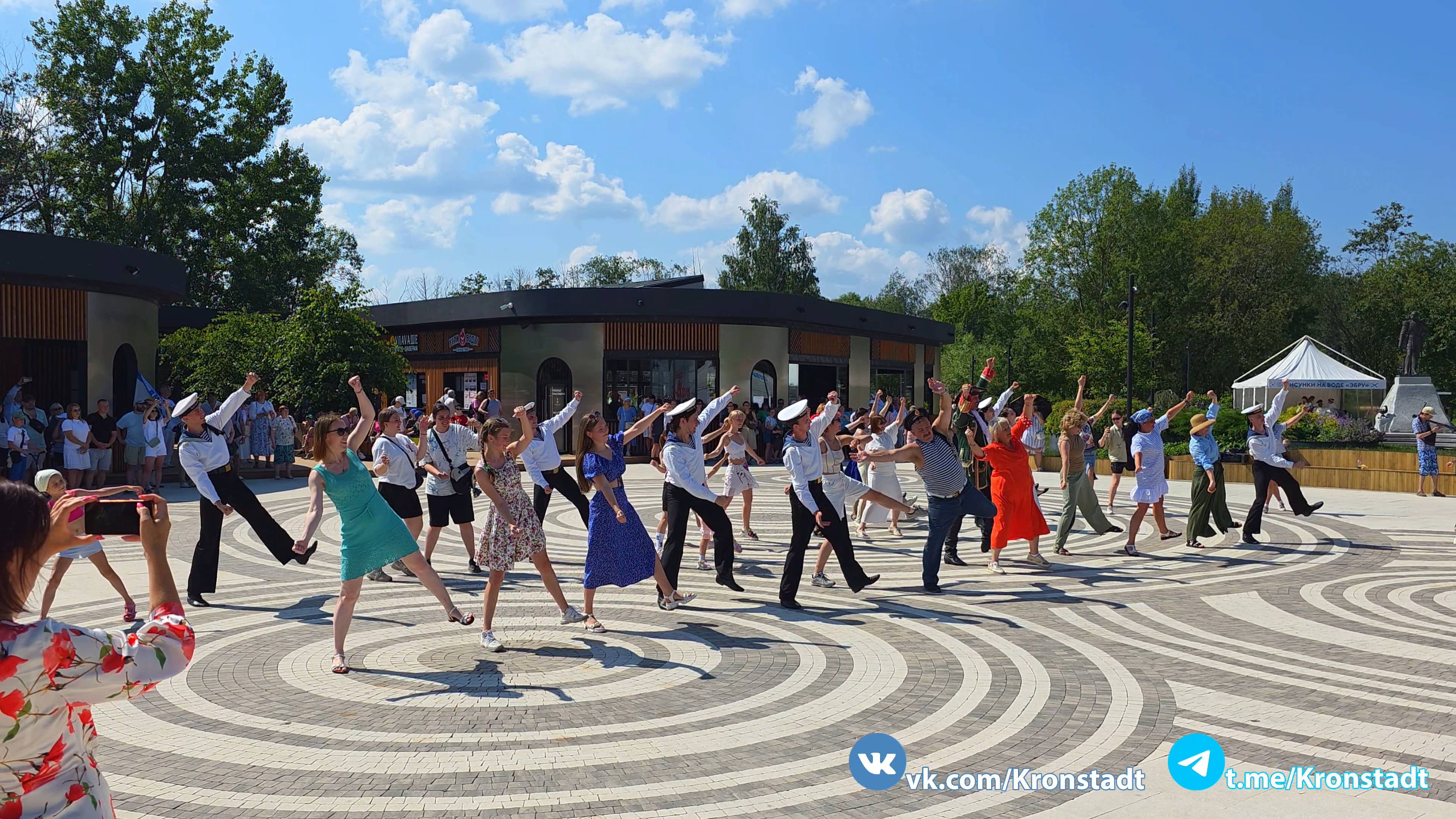 Яблочко, морской танец — парк "Остров Фортов", день ВМФ. 27 июля 2025 г. смотреть онлайн