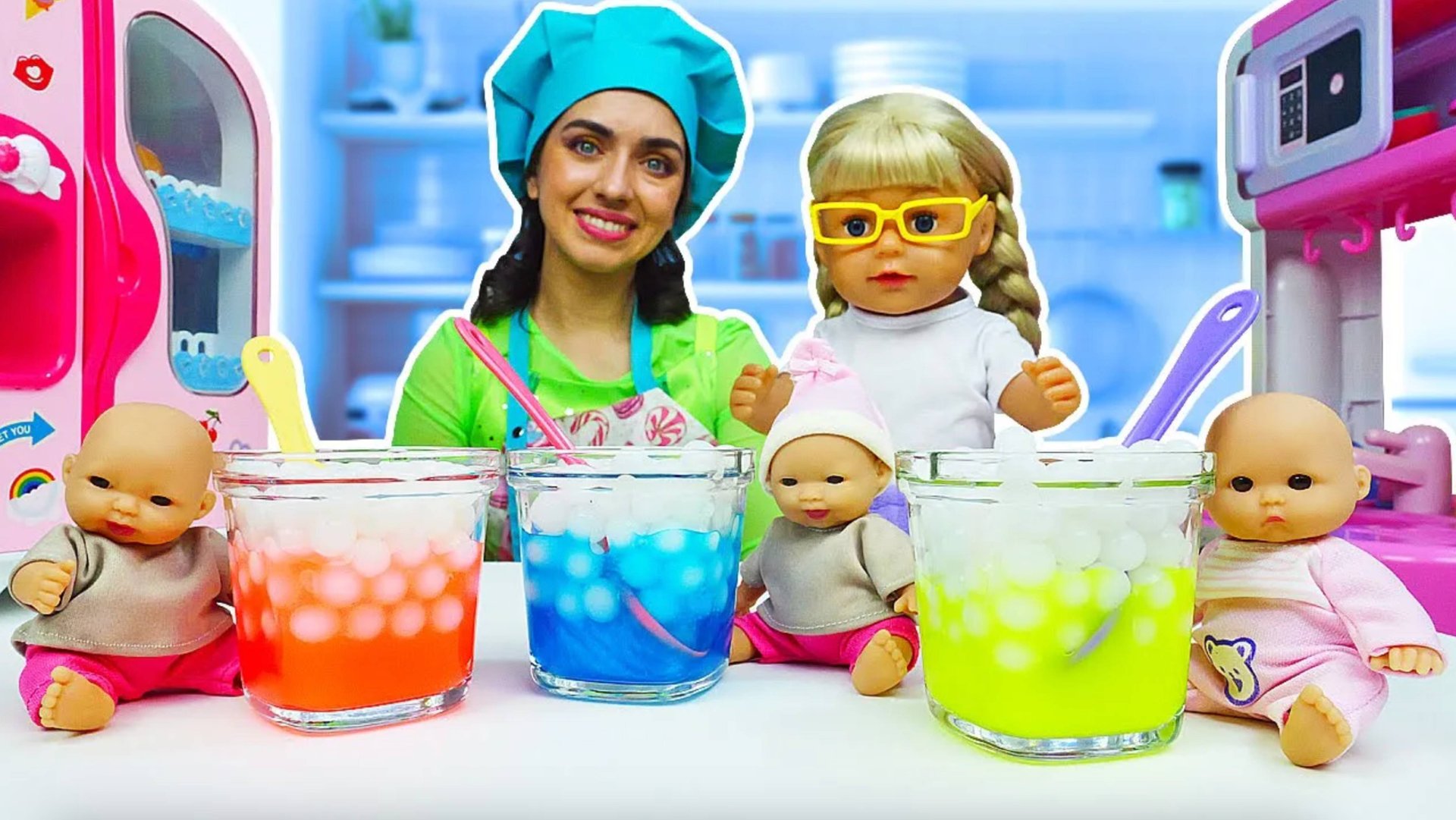 Готовлю игрушкам — Йогурты для пупсов! Игры для детей в куклы и готовку из Плей До смотреть онлайн