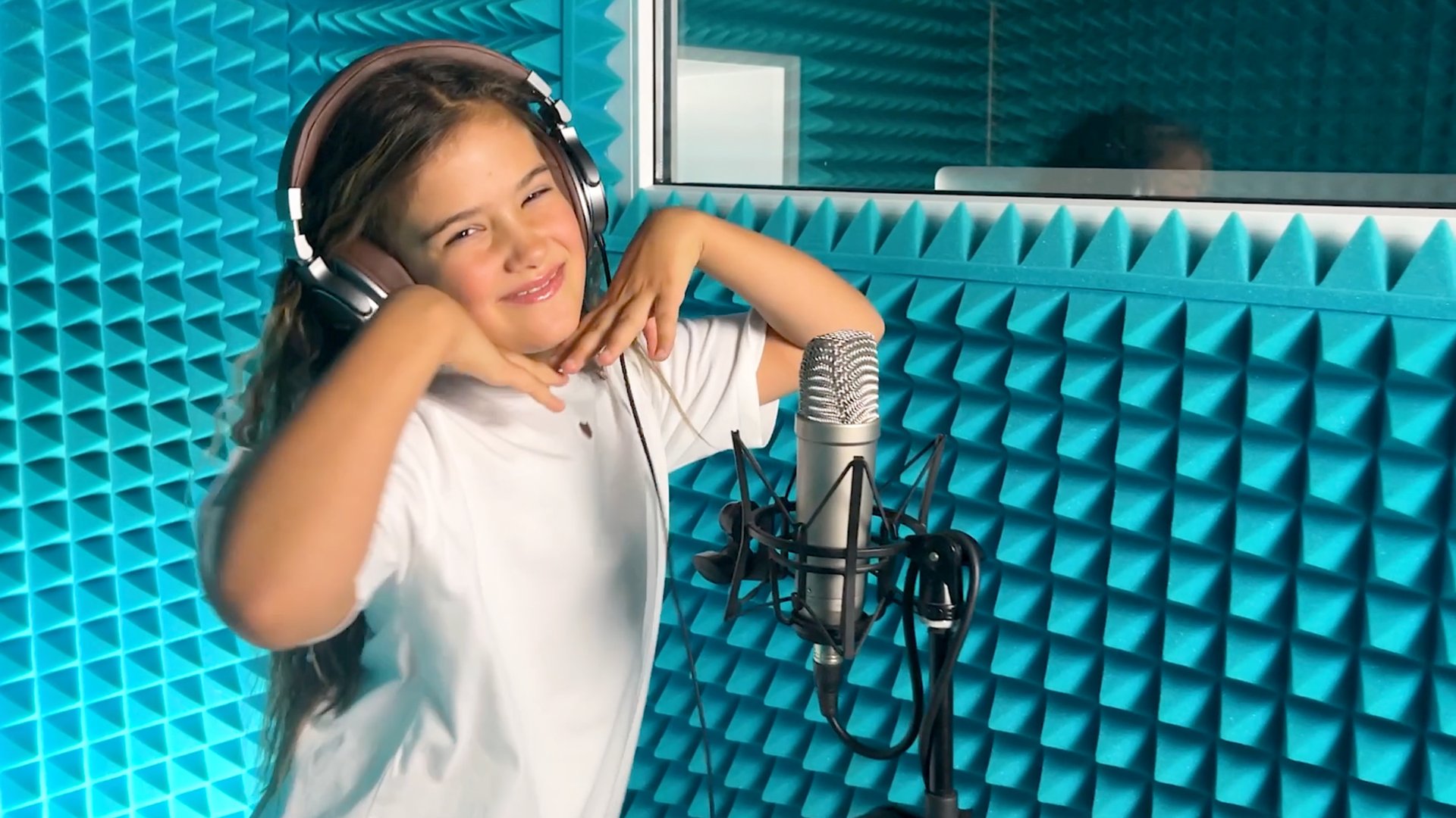 Видеоклип в интерьере студии звукозаписи смотреть онлайн