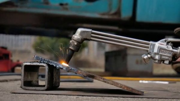 1966 Ford F100 Clean-Up And Repairs -Видео от SimonFordman