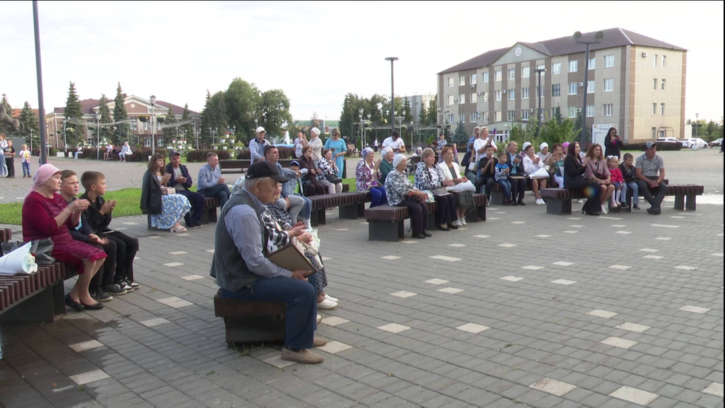 Для нурлатцев пел заслуженный артист Татарстана Игорь Горчаков смотреть онлайн