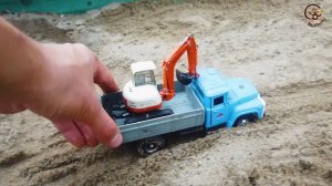 Дети и Машина. Играем в песочнице, строим дорогу, домик и мост для машинок. МанкиМульт