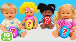 Куклы пупсы открывают ШОКОЛАДНЫЕ ЯЙЦА! Что ждет внутри? Видео про игрушки для малышей