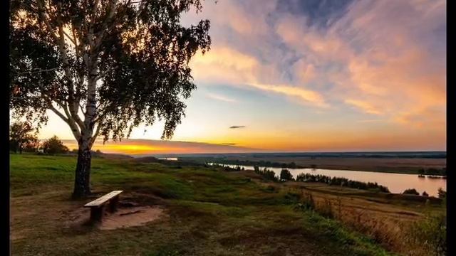 Над окошком месяц...