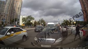 Мотоциклист в Москве не поделил дорогу с авто "драка"