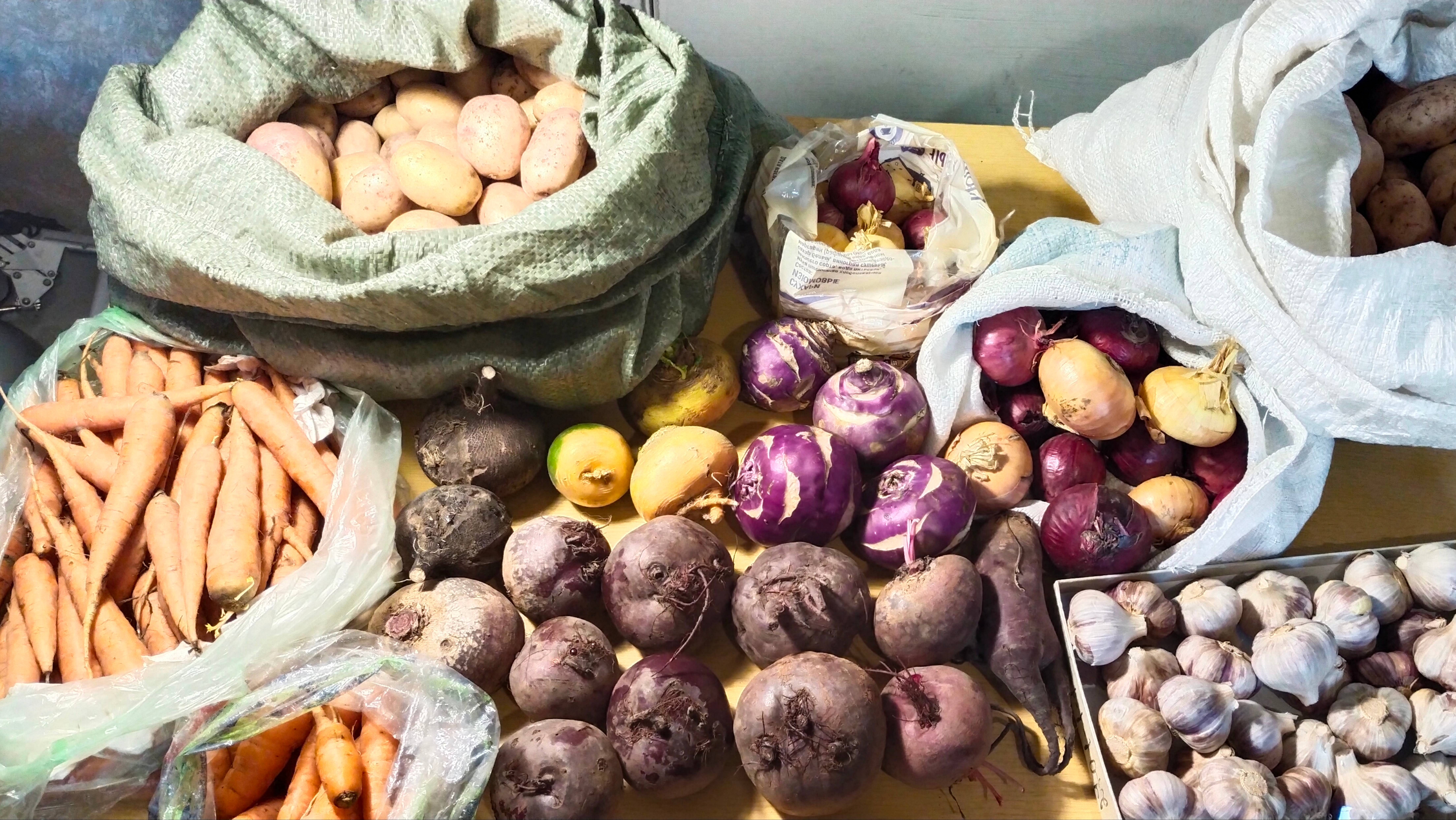 С голода не умрем! Пришла посылка от мамы! Столько всего!