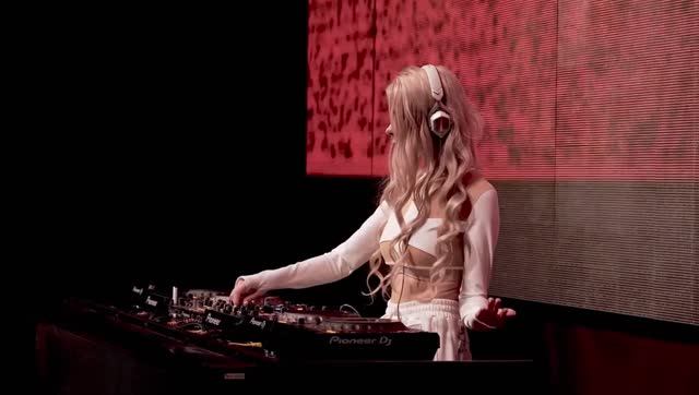 Bella Kri - Live Melodic Techno & Progressive House [2024] смотреть онлайн