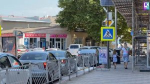 В Керчи обновляют дорожную разметку возле учебных учреждений города