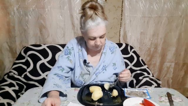 Мукбанг/селедочка с картошечкой/помидоры с огорода смотреть онлайн