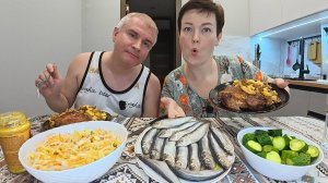 Мукбанг живём без ПОНТОВ, нам и ДЕШЕВАЯ килька в радость! НАСОЛИЛИСЬ на ночь глядя) Семейный ужин