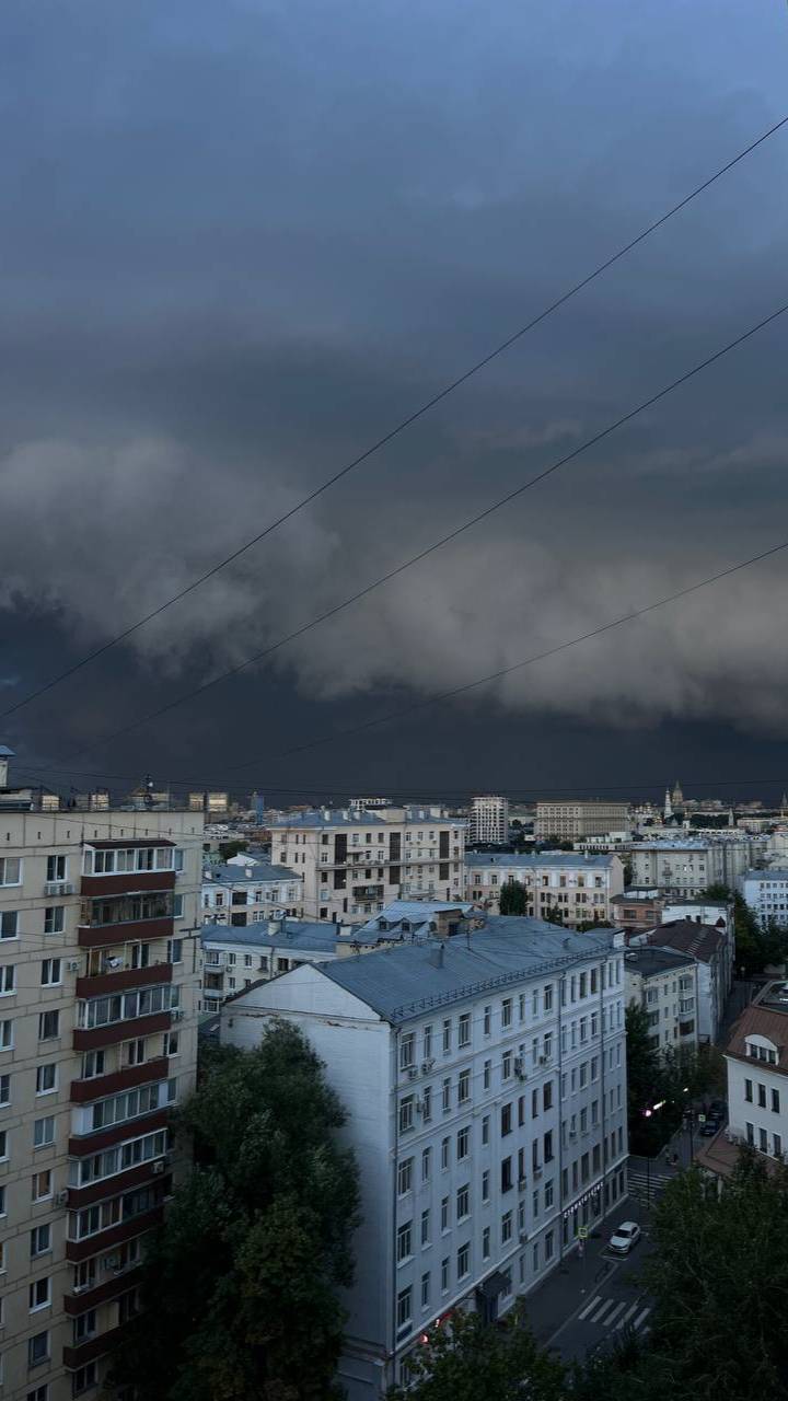 Тропический ливень в Москве 20/8/25 Ни одна пара носков не осталась сухой смотреть онлайн