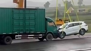 Краш-тест нового Jetour X70 Plus (SOUEAST S07) 2025 с грузовиком на CarMaps.Ru