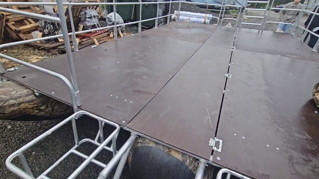 Огромный катамаран Берег