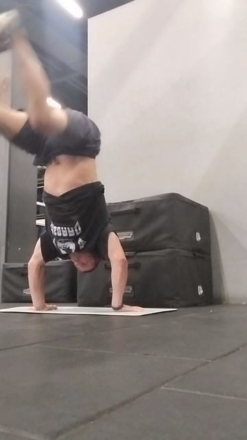 Перекидка на гимнастическом мосту в 53 года... под ногами 80 см...