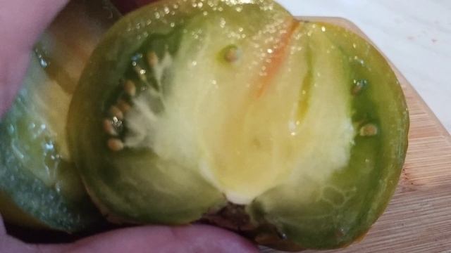 Зелёный спелый помидор! Ух!!!