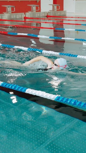 Вода - стихия, где тело обретает невесомость, а разум - покой. смотреть онлайн