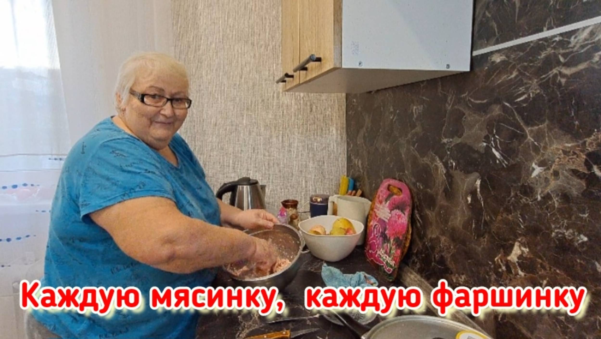 Готовлю на завтрак жидкие чебуреки и яичницу с помидорами. смотреть онлайн