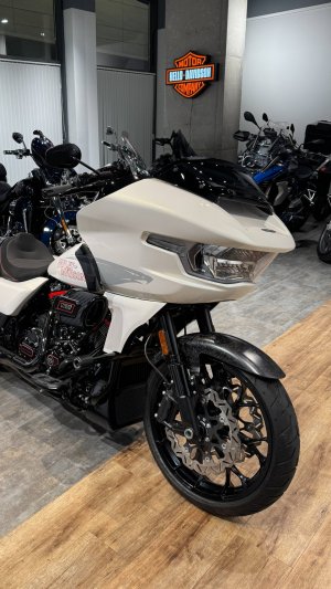 2024 CVO Road Glide ST 121 Carbon (Golden White Pearl)