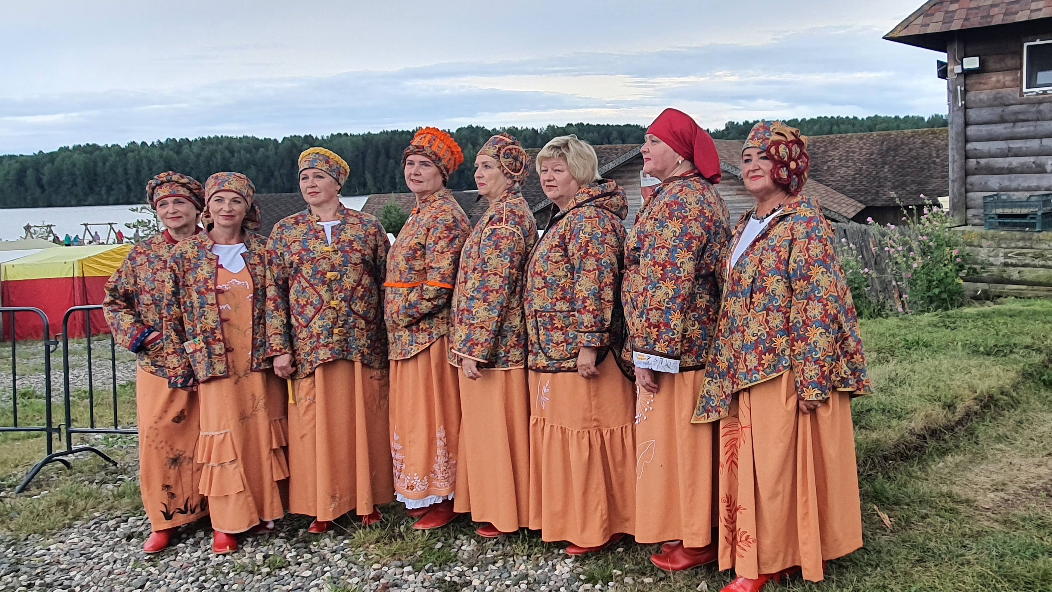 Показ коллекции. Все наряды сшиты участниками Сарафаны имеют вышивку. Душегрея Фестиваль Небо славян смотреть онлайн