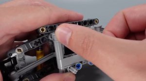 Коробка передач и сцепление в радиоуправляемой машине Lego.