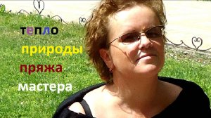 Прядение шерсти на старинной прялке.