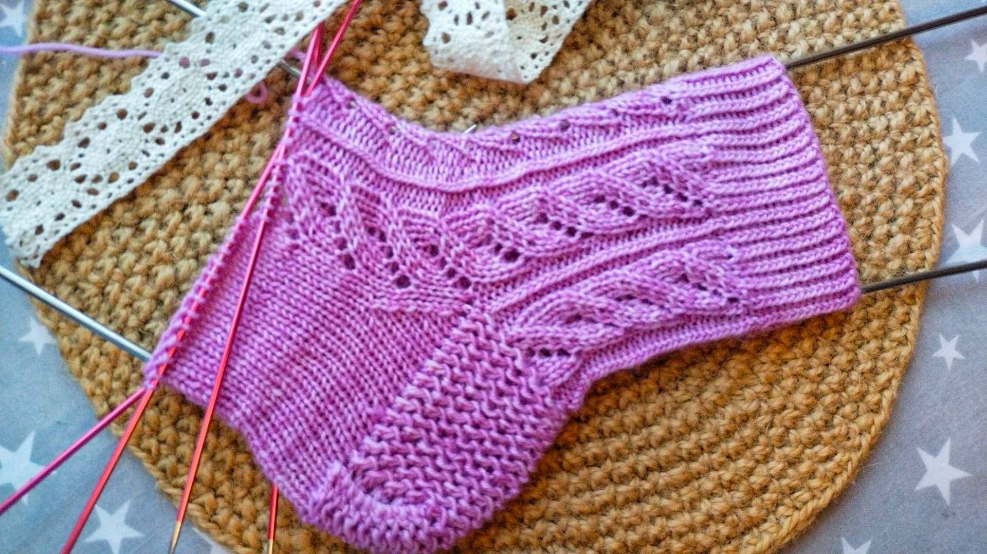 Ажурный, но легкий узор со схемой для носков / узоры спицами со схемами смотреть онлайн