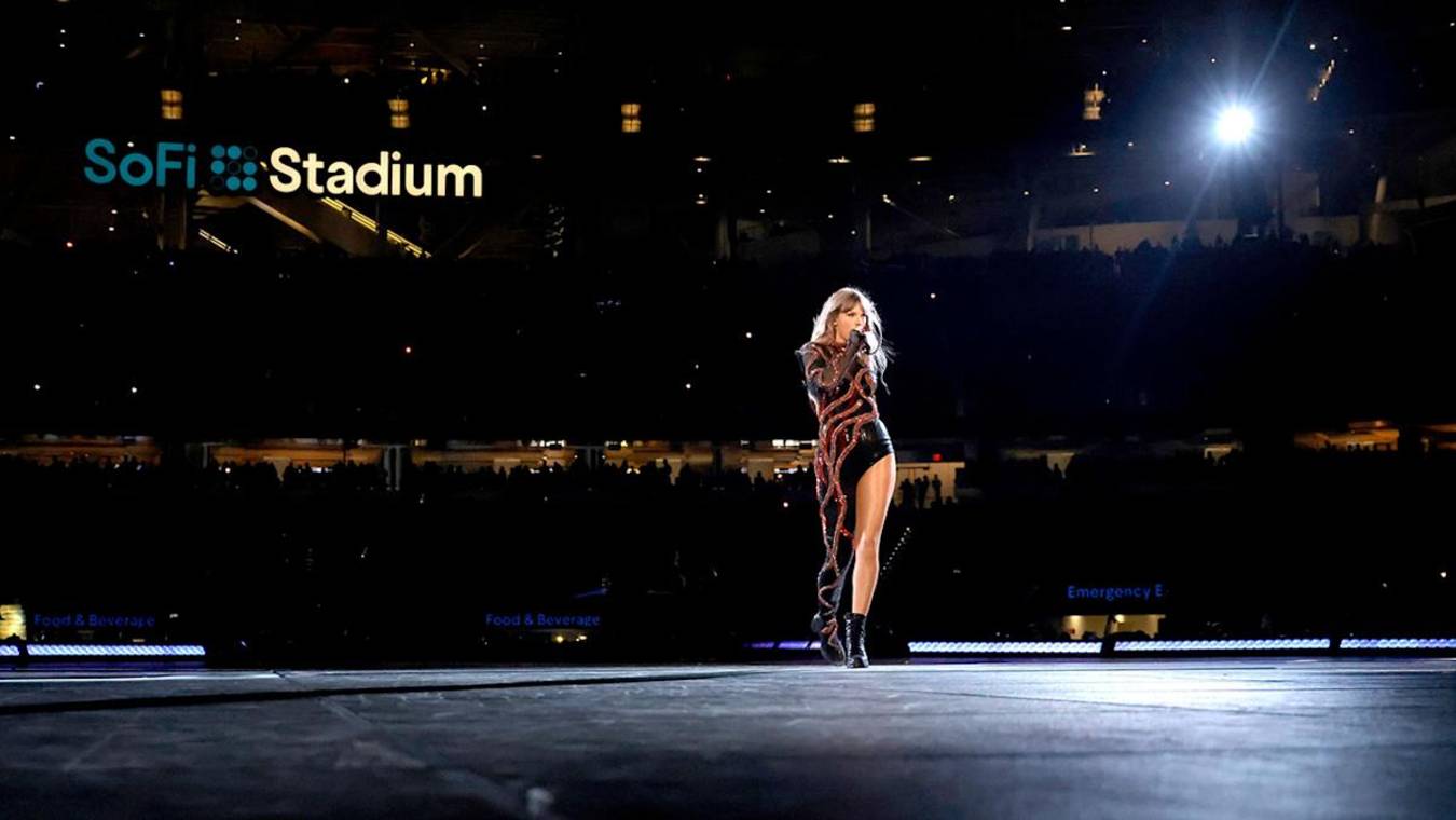 Тейлор Свифт | Taylor Swift - LIVE SOFI Stadium (2023) смотреть онлайн