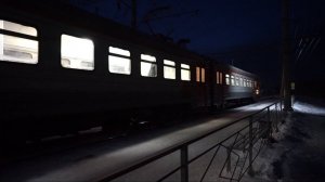Электропоезд ЭД9М-0154 «заринский экспресс». Отправление с искрящимися токоприёмниками.