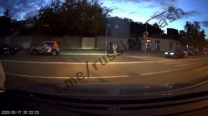 ДТП в Москве, таксист и электросамокат на пешеходном