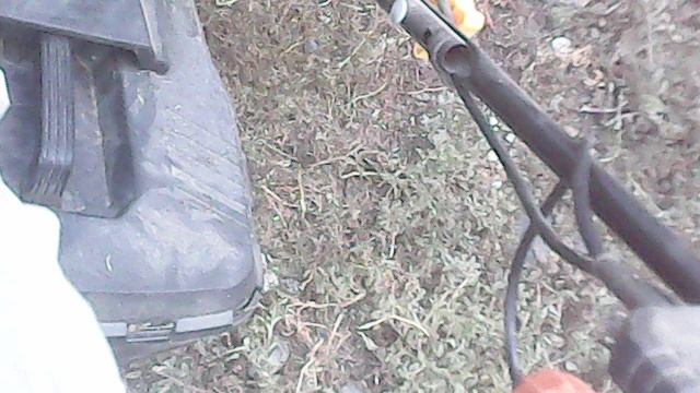 Работа газонокосилкой (удаление сорняков): вид с рукоятки управления