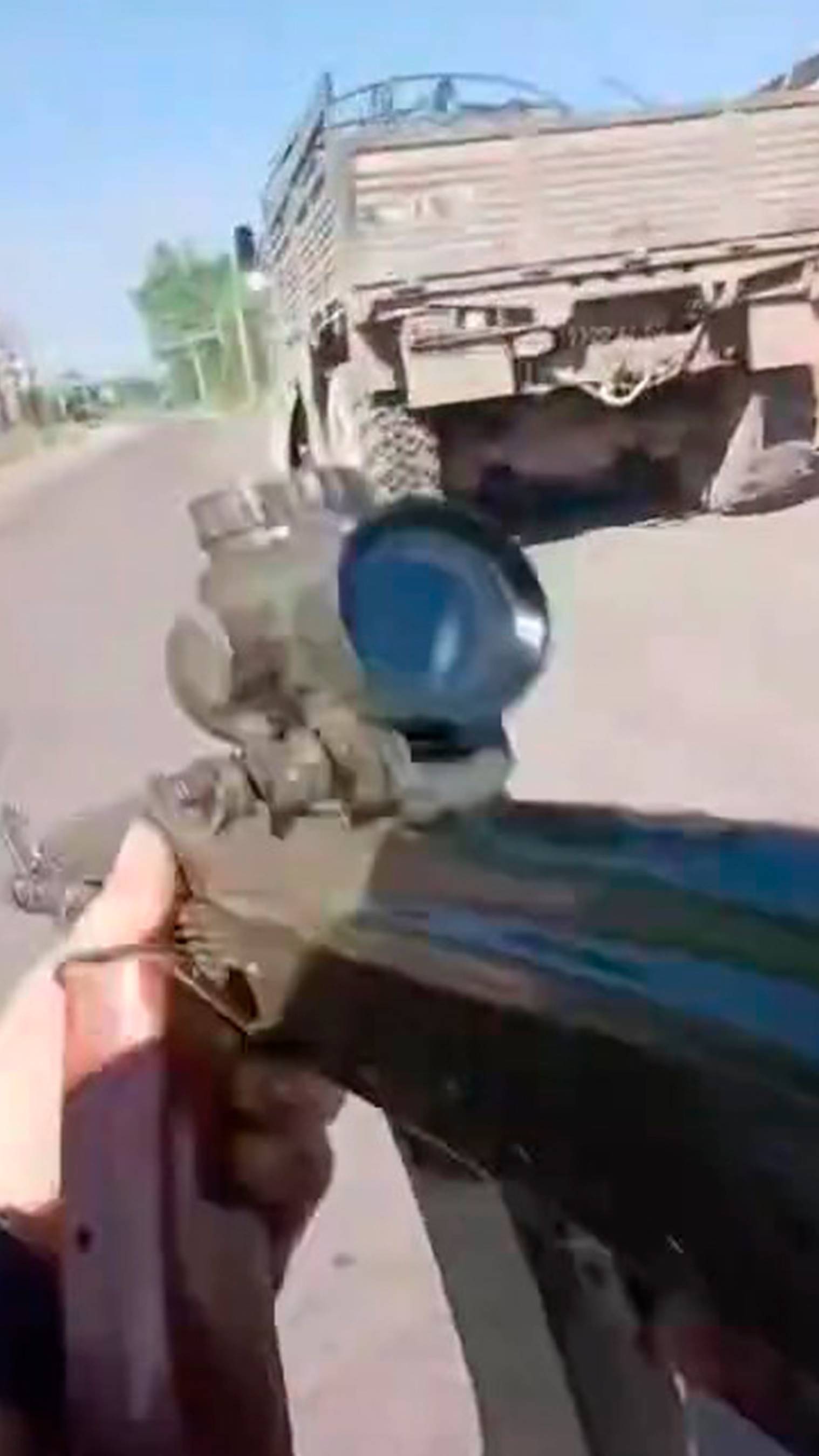 Дрон ВСУ атакует грузовик русских и бьет в лобовую! Машине конец? А бойцы? смотреть онлайн