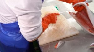 А вы знали, как разделывается лосось?