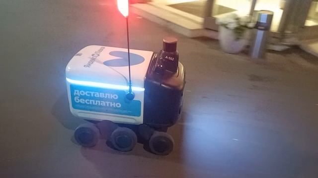 Девушки переводят робота Яндекс Лавки через дорогу смотреть онлайн