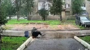 К важным новостям: в Уфе мужик подорвался на пивной кеге.

От взрыва сработали сигнализации