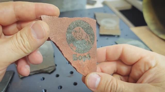 Лазерная гравировка камня на оптоволоконном лазере - тест для подписчика смотреть онлайн