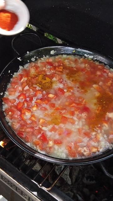 Готовлю паэлью с морепродуктами на огне