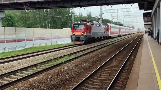Электровоз ЭП20-040 (ТЧЭ-6) со скорым поездом "Двухэтажный состав" № 063Й Самара — Санкт-Петербург. смотреть онлайн