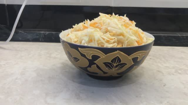 Летний витаминный салат из свежей капусты. Пошаговый рецепт. смотреть онлайн