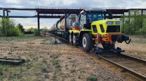 Локотрактор (локомобиль) , уникальный трехосник КРТ-2  передвигает цистерны