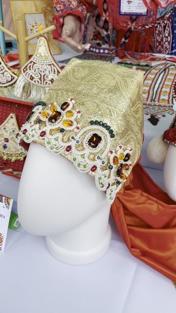 СЕКРЕТ ПОД ШАПОЧКОЙ смотреть онлайн