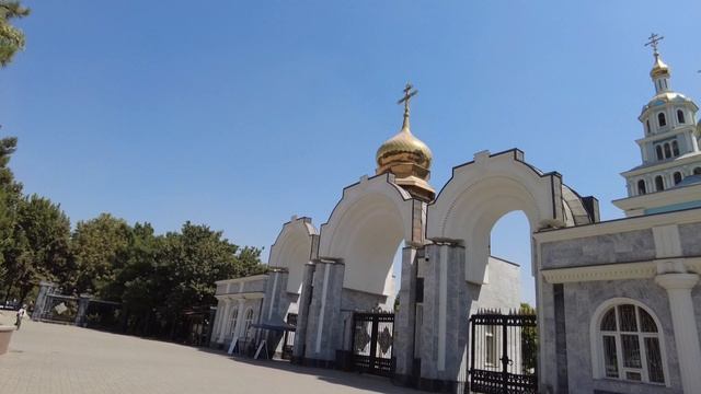 Поехал на Миробадский рынок. Прикоснулся к православию. Погладил чинары!) смотреть онлайн