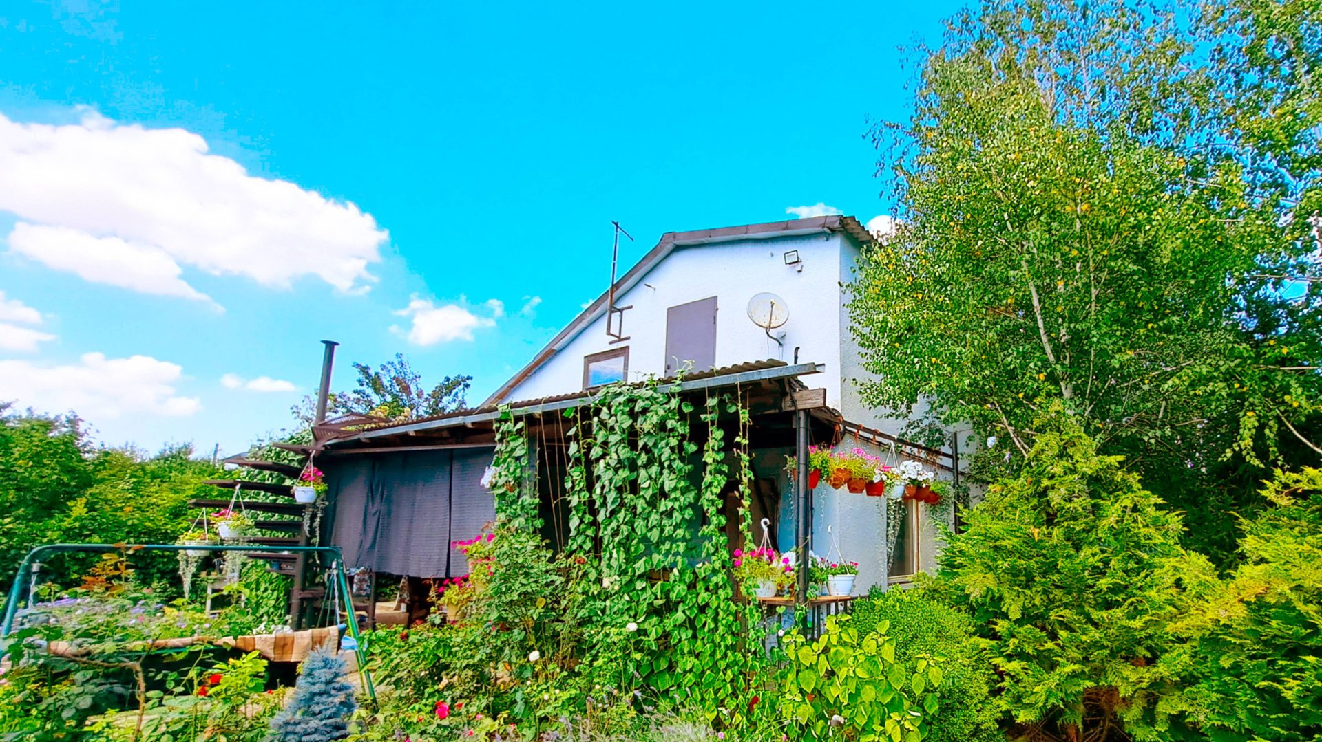 Роскошный дом в окружении природы: ваш уголок спокойствия! смотреть онлайн