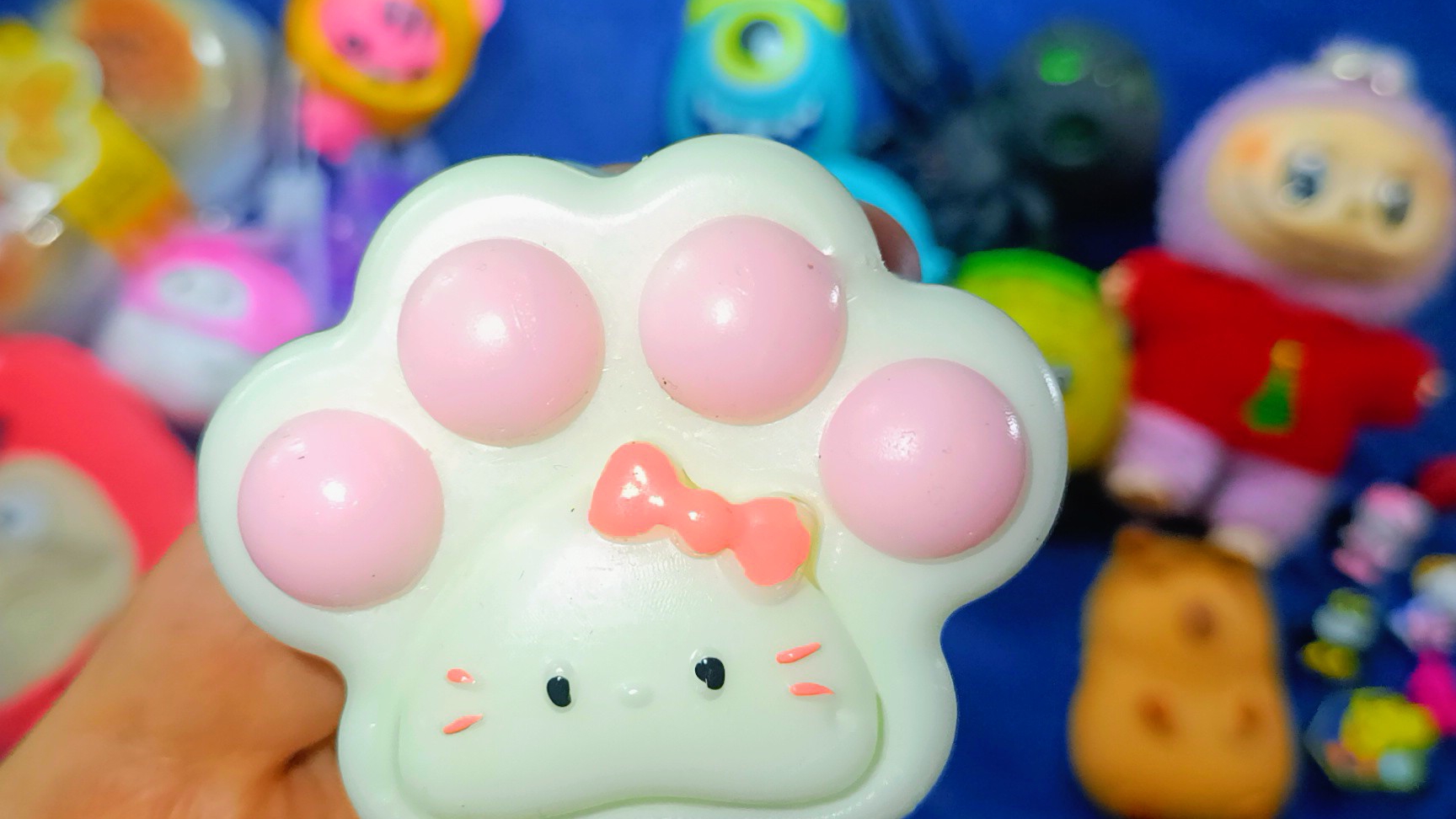 АСМР Сквиши и антистрессы АСМР Таба лапки сквиши 🐾 режу СКВИШИ ✨ смотреть онлайн