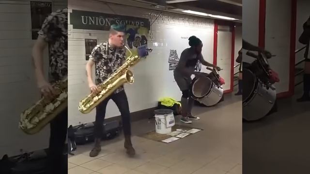 Крутой саксофонист🤣 смотреть онлайн