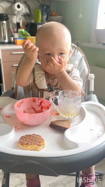 Кушаем борщ)