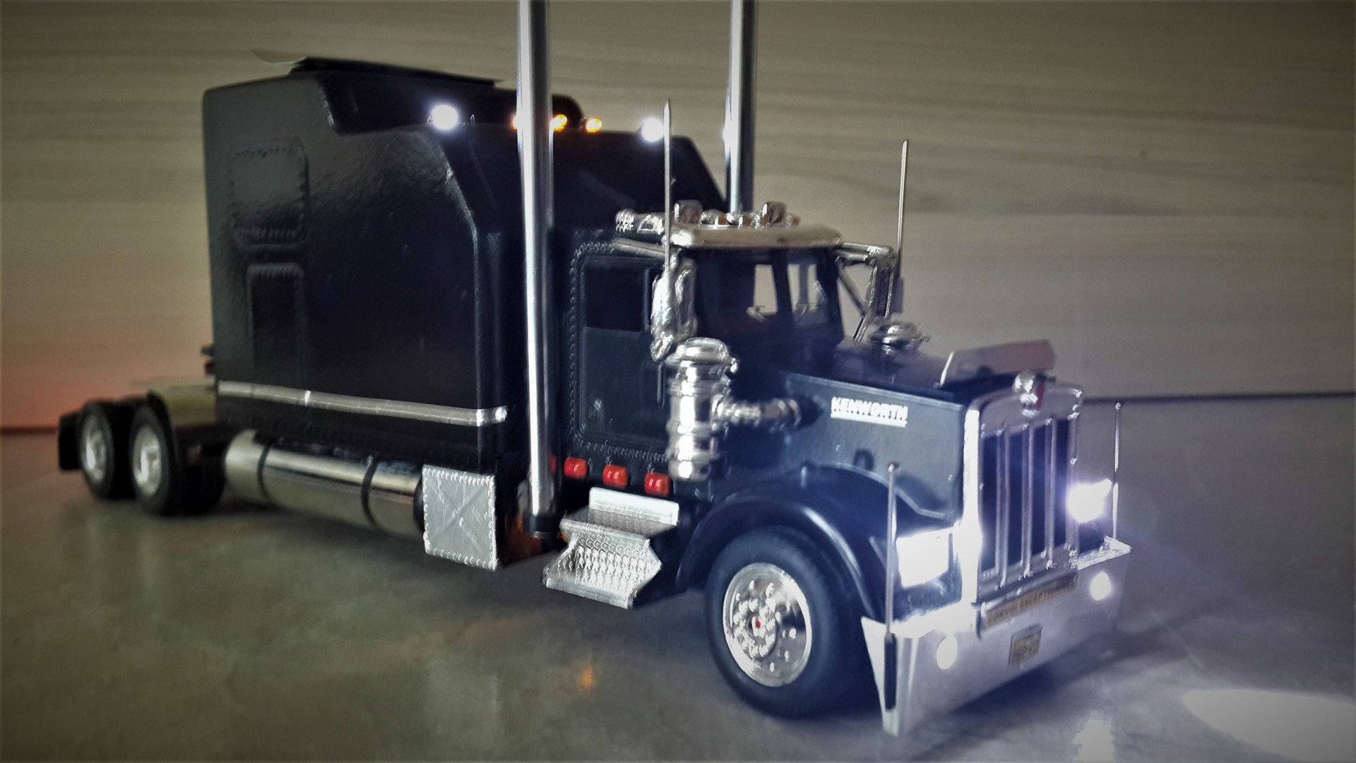RC модель KENWORTH 900 1:43 смотреть онлайн