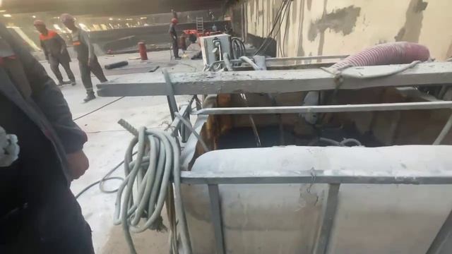 Погружной дренажный насос для откачки грунтовых вод ZUMFA KZN55H на строительном участке смотреть онлайн