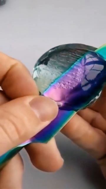 Чувак с радужным ножиком решил, что я морковка.  Режьте аккуратнее, я же драгоценность!