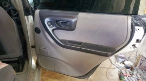КАК СНЯТЬ ОБШИВКУ ДВЕРИ ЗАДНЕЙ ПРАВОЙ НА АВТОМОБИЛЕ СУБАРУ ФОРЕСТЕР 2002 ГОД