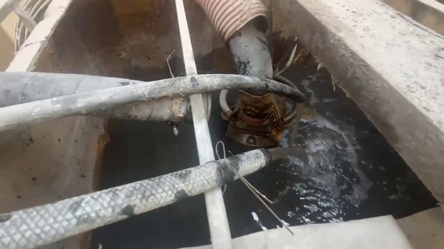 Погружной дренажный насос ZUMFA KZN55H в процессе работы на строительном участке смотреть онлайн